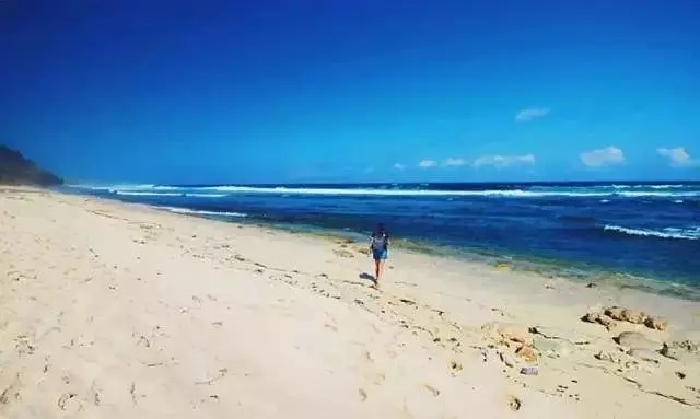 8.webp.jpg 爱旅拍-巴厘岛蜜月|旅行|婚礼|婚拍|一站式服务|佩尼达岛,夕阳,瀑布,Amankila,巴厘岛,Alila Villas Soori别墅,La Plancha,乌鲁瓦图,情人崖,Ayana rock bar,武吉半岛 ,白色的沙滩,火山